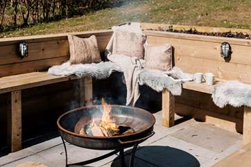 Day or night, this seating area is perfect.