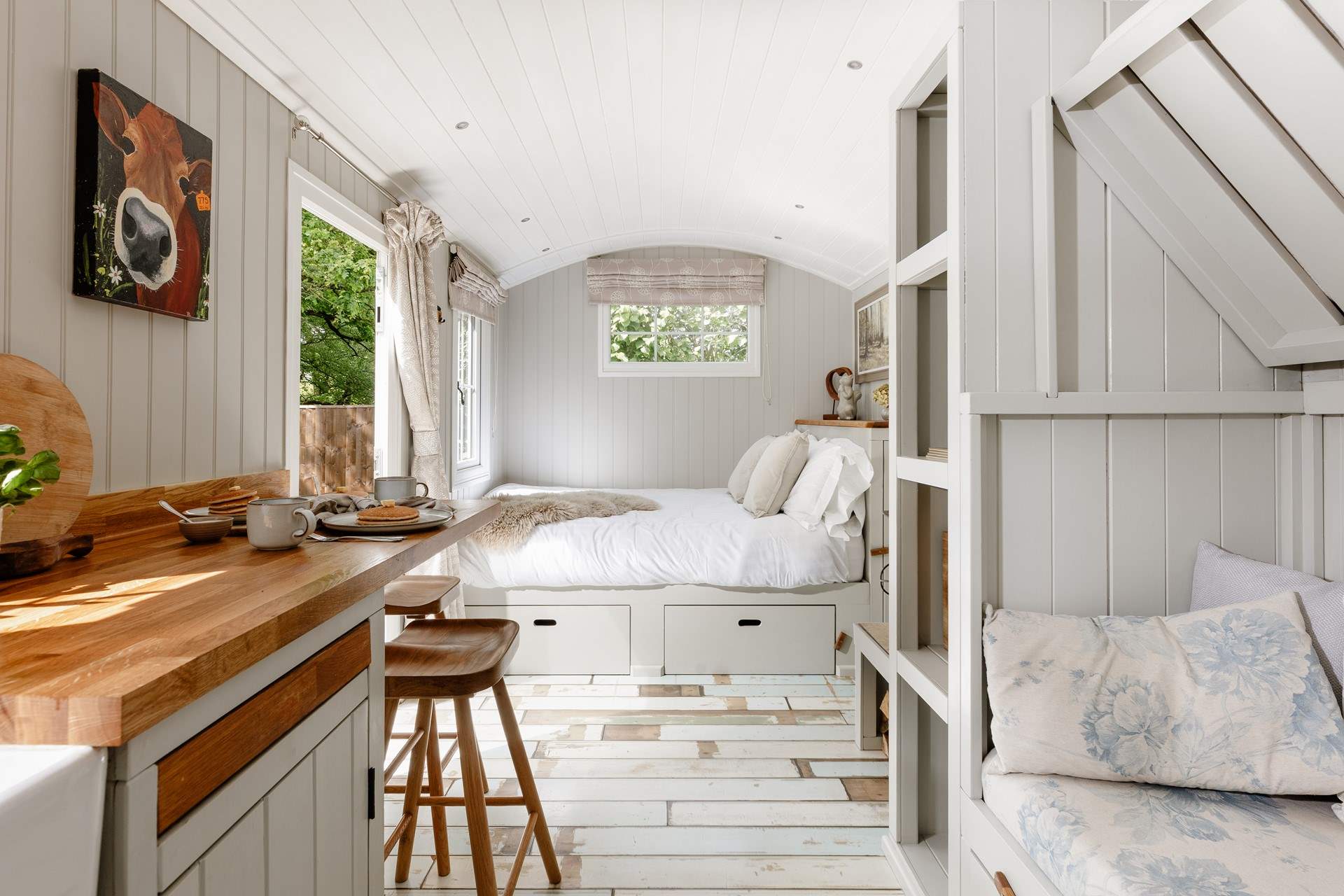 Finished to perfection, you will instantly feel at home in this gorgeous little hut. 