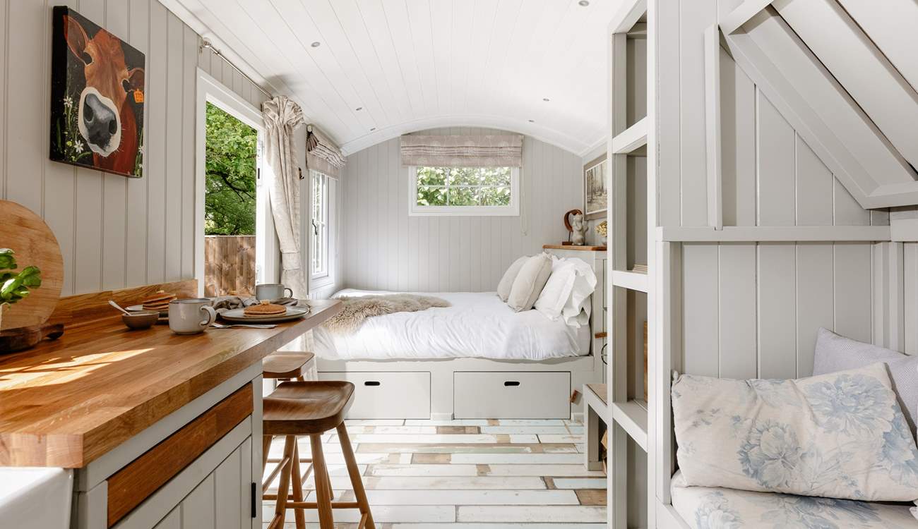 Finished to perfection, you will instantly feel at home in this gorgeous little hut. 