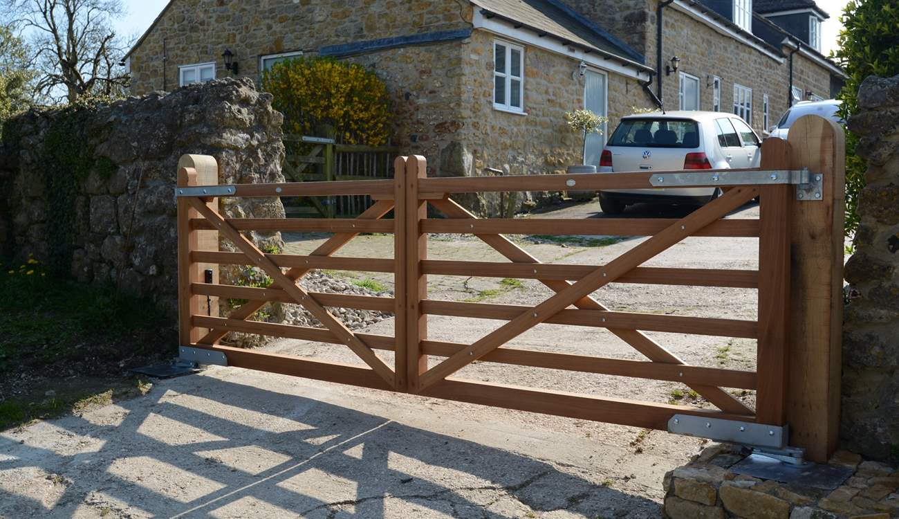These electric gates are activated by driving on a magnetic circuit beneath the concrete. The gates open towards you and will close automatically after 90 seconds.