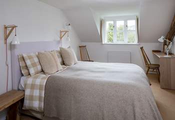 The master bedroom has a generous king-size double bed (5') with gorgeous linens and an en suite bathroom.