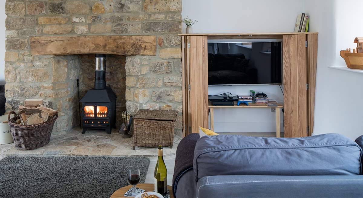 With a cosy wood-burner and Smart TV for chilly evenings this open plan space is ideal for all the family.