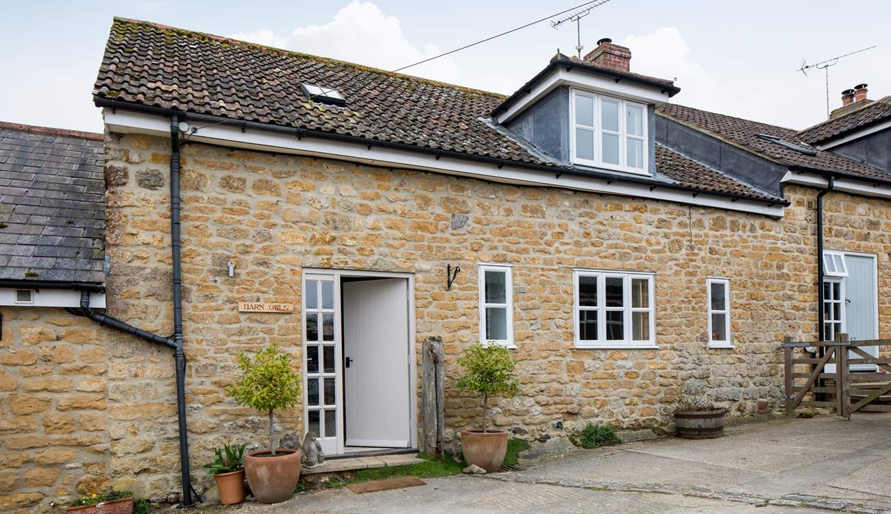 Barn Owls Cottage sits between Badgers Cottage to the right and another cottage on the left.