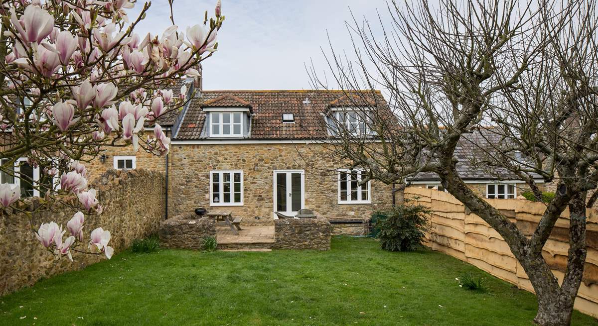 Barn Owls Cottage is converted from an 18th Century stone barn and has a fully enclosed mature garden, with a beautifully crafted fence separating the two cottages, giving privacy to both.