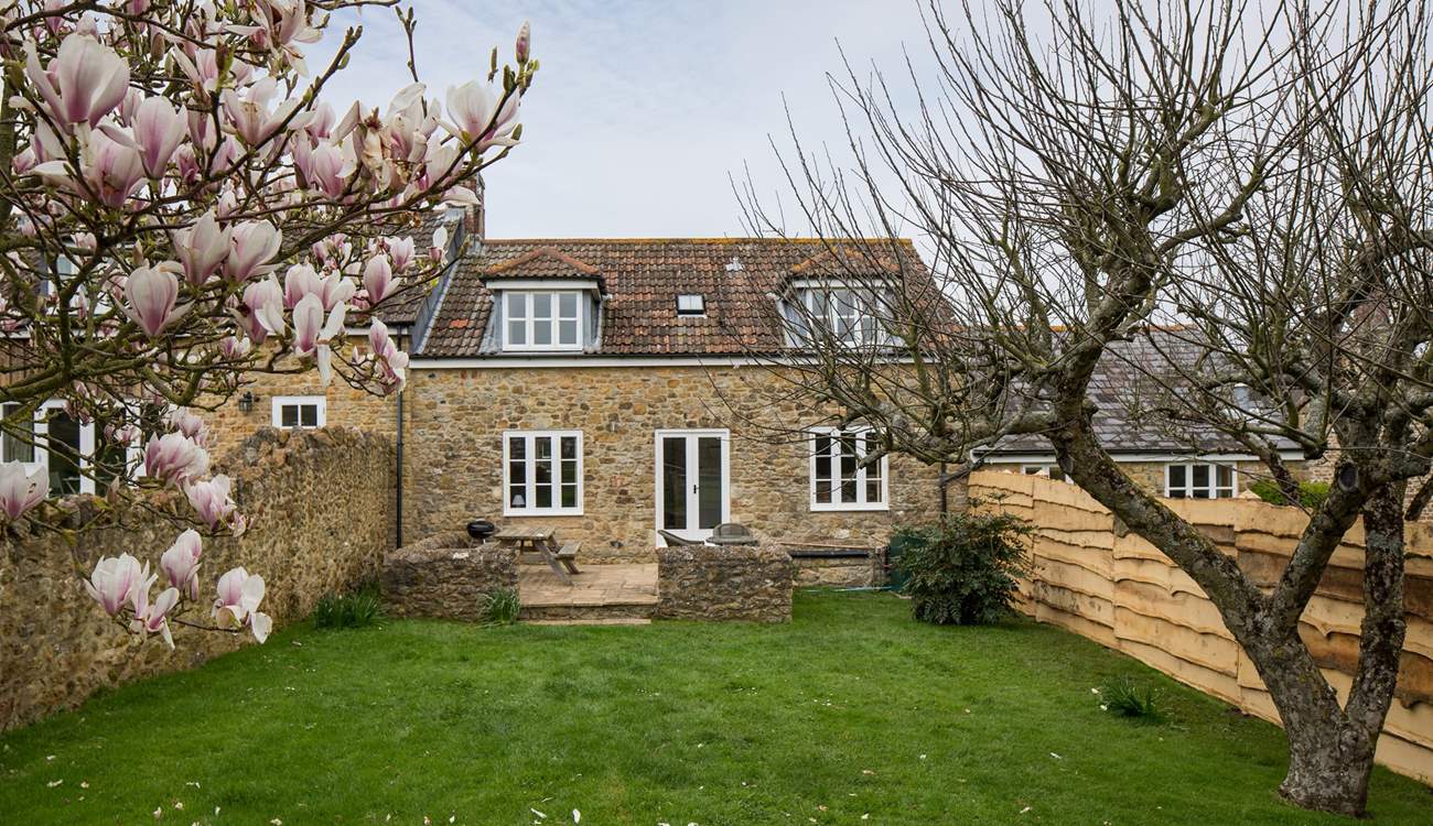 Barn Owls Cottage is converted from an 18th Century stone barn and has a fully enclosed mature garden, with a beautifully crafted fence separating the two cottages, giving privacy to both.