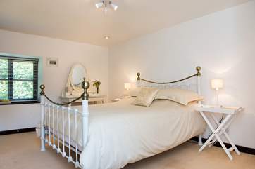 The elegantly furnished double bedroom.