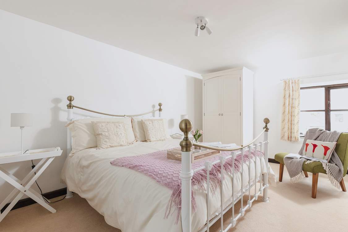The elegantly furnished double bedroom.