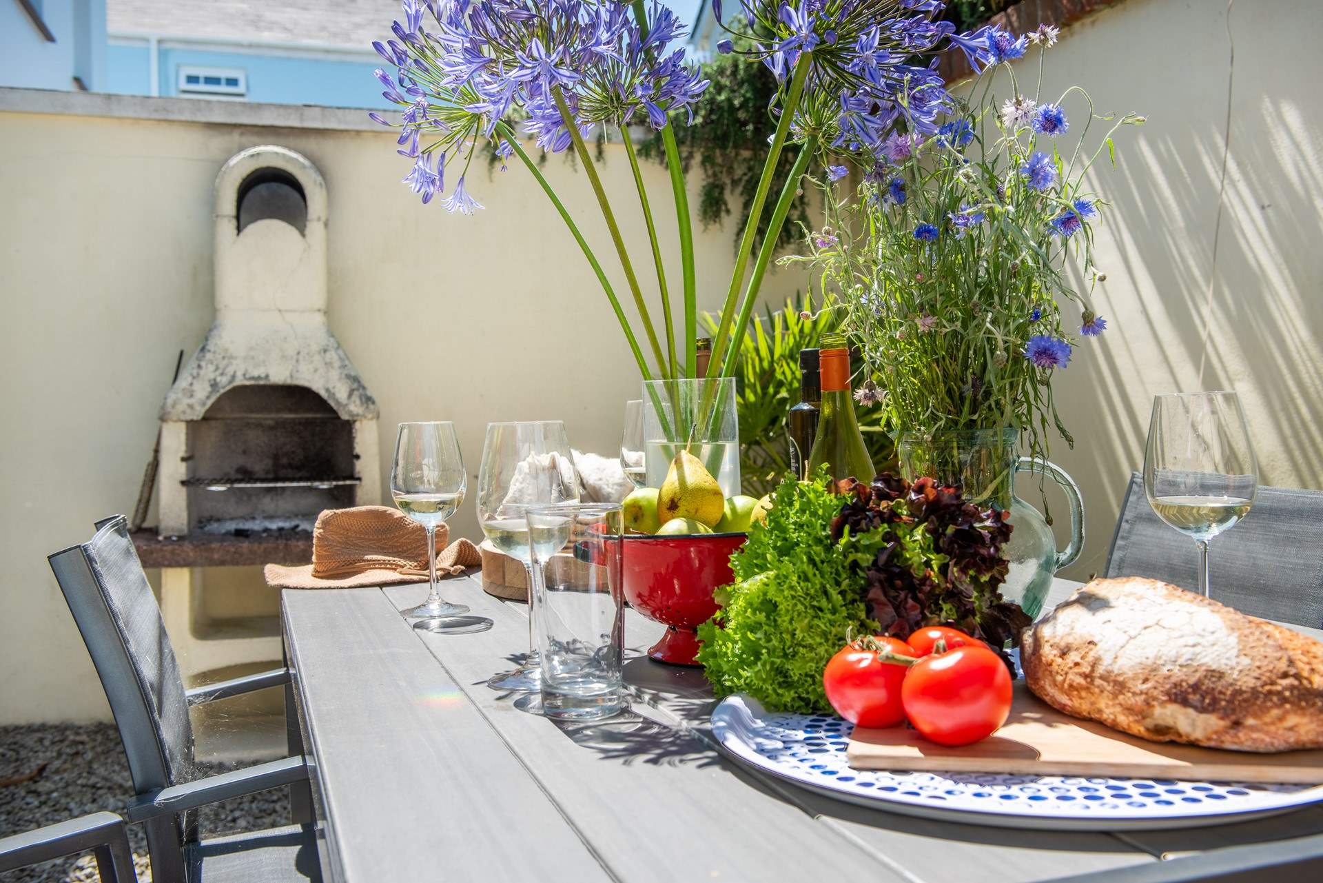 Al fresco dining, its what holidays are made for. 