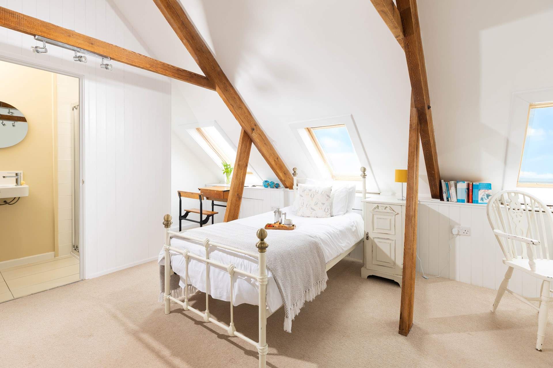 The bedroom on the second floor is light and bright thanks to the Velux windows. Please note that this bedroom now has a small double bed (4'). 