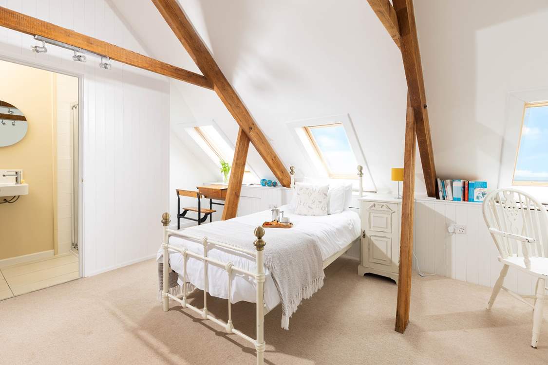The single bedroom on the second floor is light and bright thanks to the Velux windows.