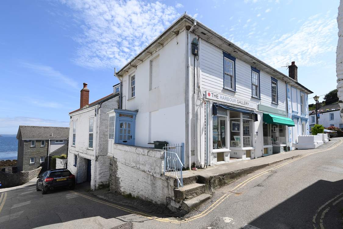 10 The Quay is a spacious first floor apartment perfectly located in the centre of the village.