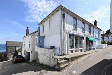 10 The Quay is a spacious first floor apartment perfectly located in the centre of the village.
