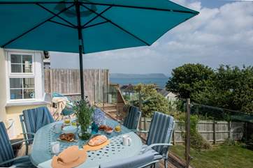 Al fresco dining, it's what holidays are made for!