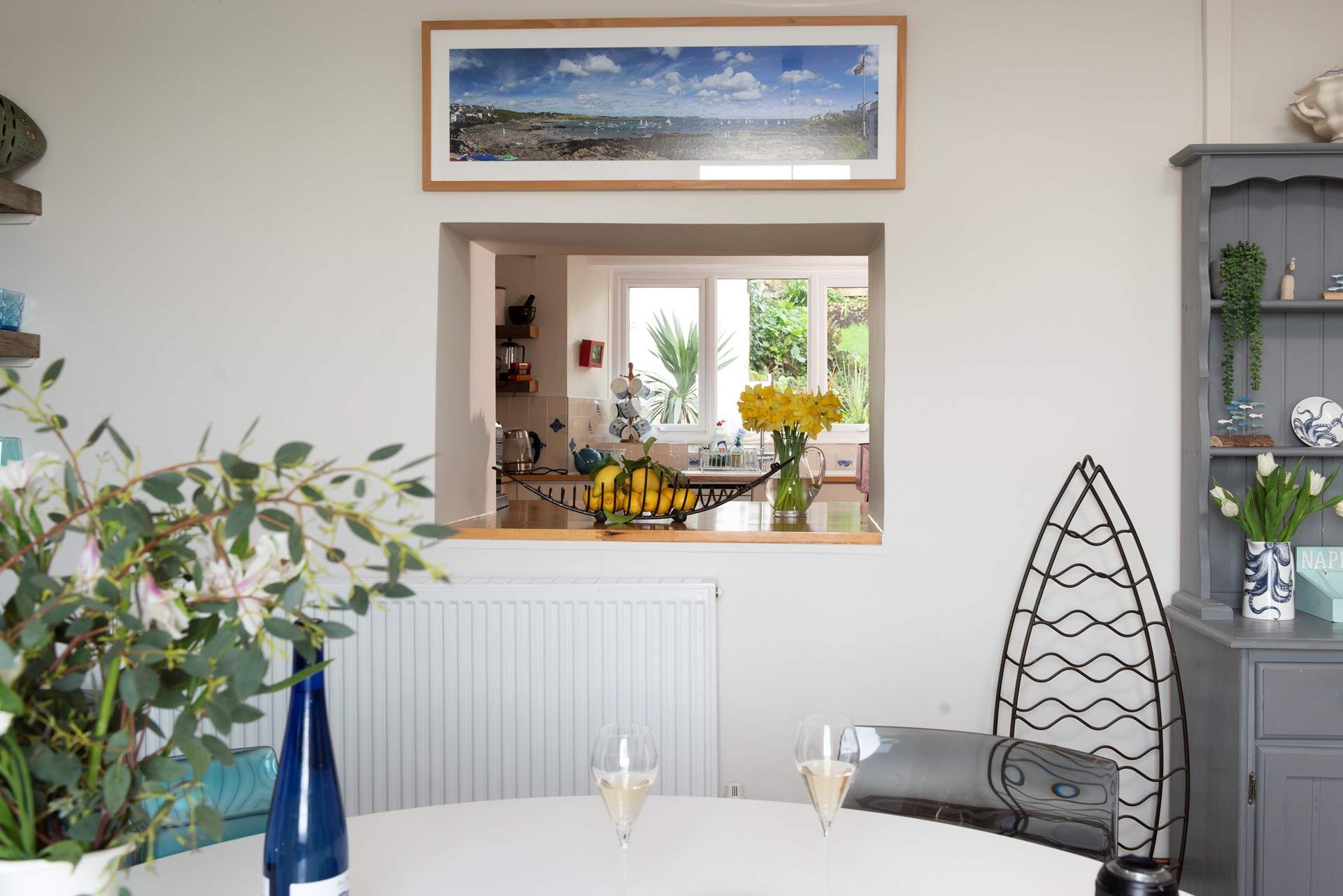 The hatch from the kitchen to the dining-room is handy and sociable. 