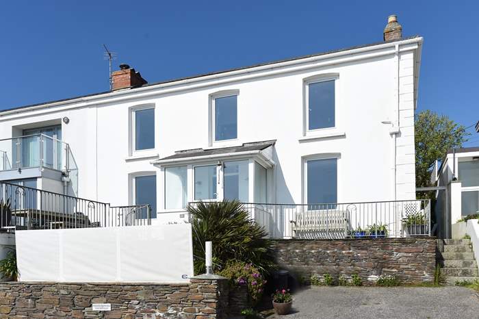 Antigua is a 4 bedroom dog friendly cottage with sea views in Portscatho, South Cornwall.