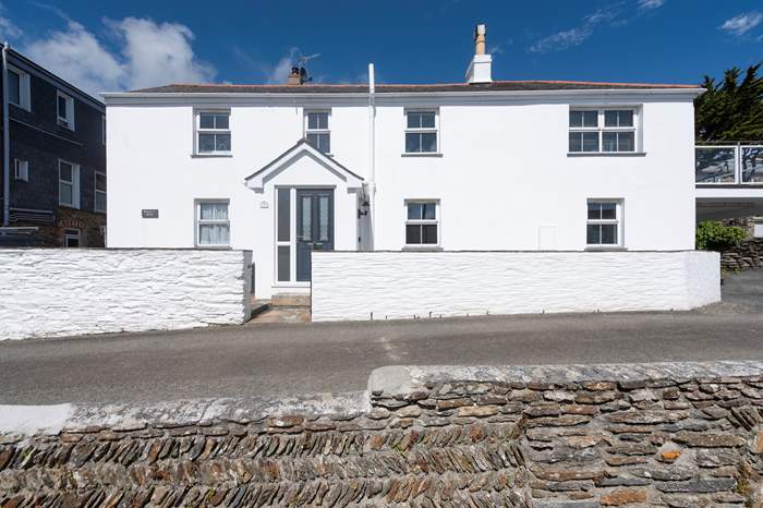 Brackley House is a 2 bedroom holiday cottage near the beach in St Mawes, South Cornwall.
