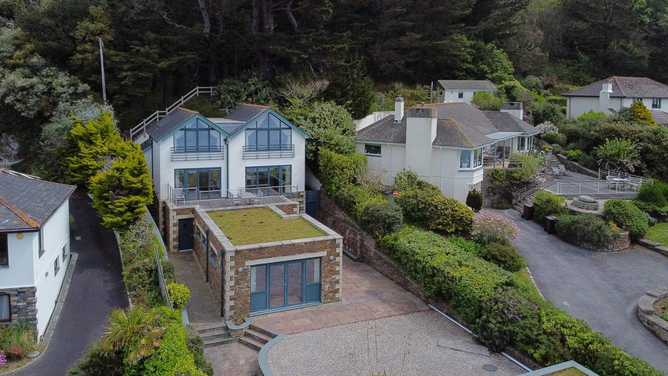 This stunning holiday home is perfectly positioned in an elevated position overlooking Falmouth Bay.