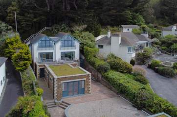 This stunning holiday home is perfectly positioned in an elevated position overlooking Falmouth Bay.