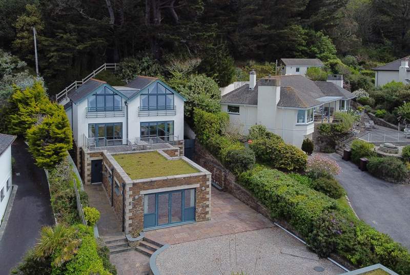 This stunning holiday home is perfectly positioned in an elevated position overlooking Falmouth Bay.
