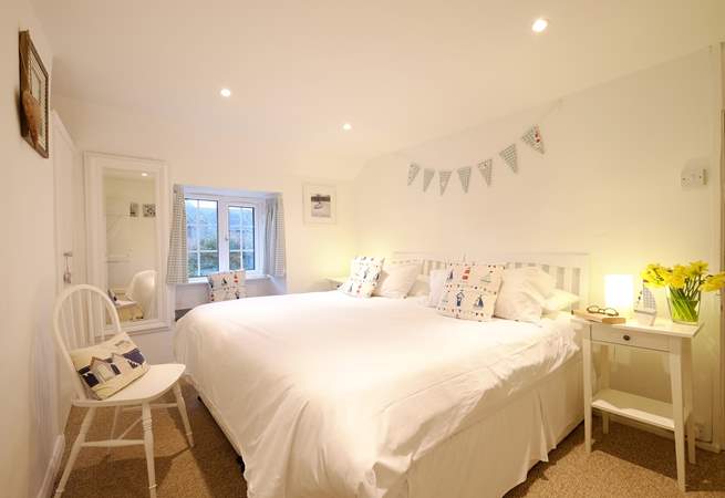 Pretty bedroom 2 as a zip and link bed so you can choose between singles or a super-king double.