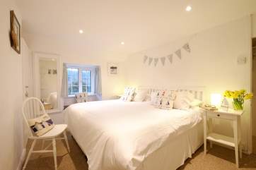 Pretty bedroom 2 as a zip and link bed so you can choose between singles or a super-king double.