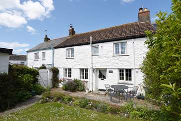 Dine al fresco in Driftwood Cottage's pretty garden.