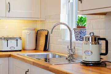 The well-equipped kitchen.