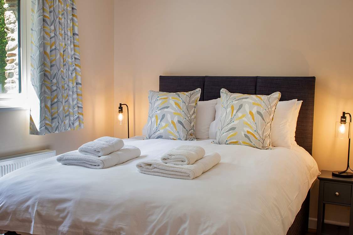 The bedroom has a king-size bed (5ft).