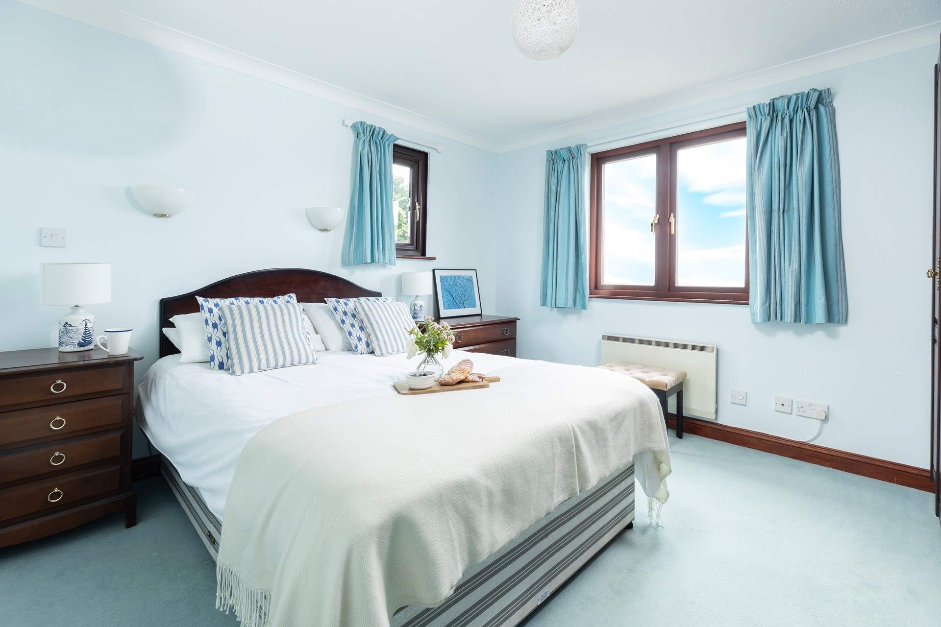 Bedroom 1 has a double bed (4'6