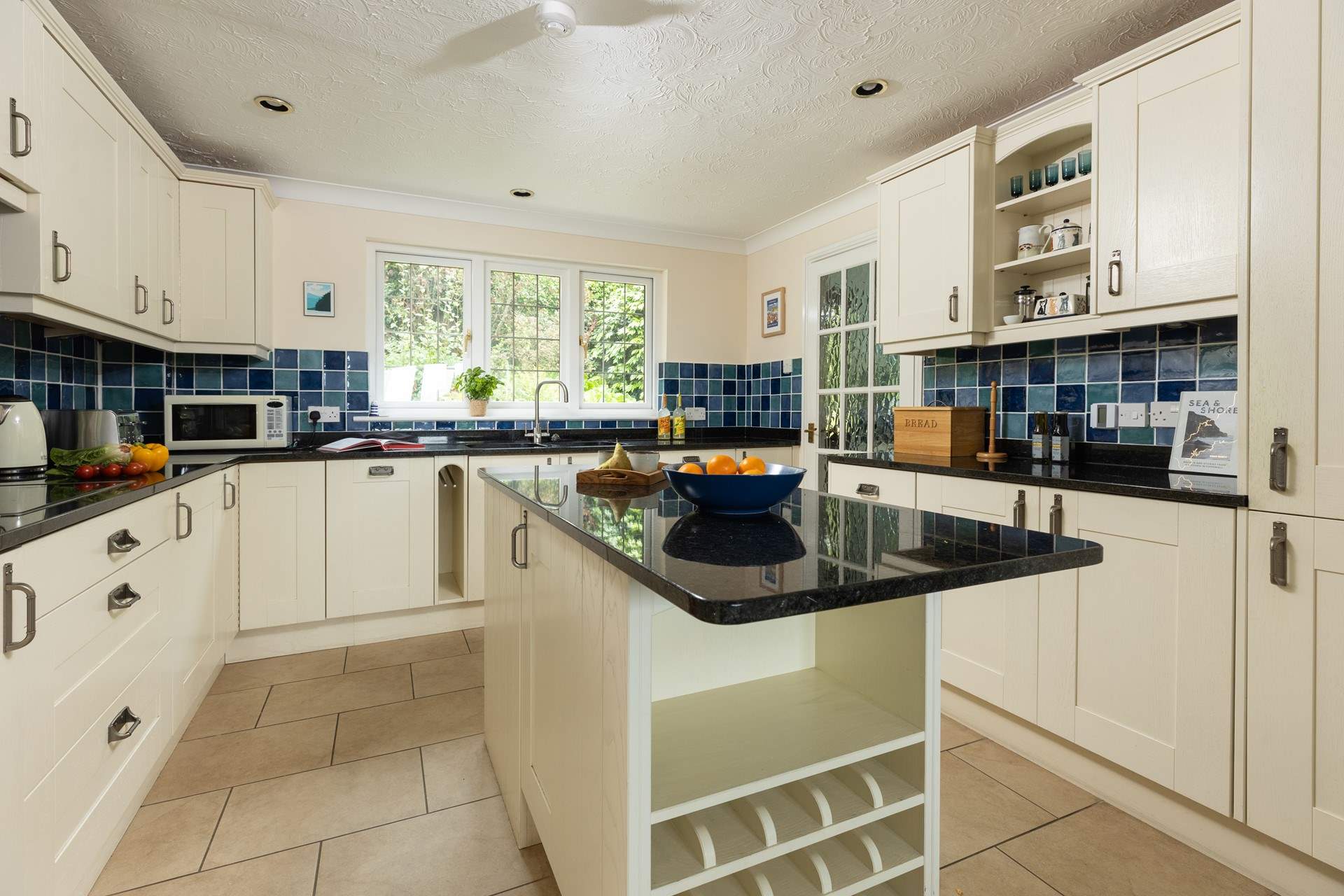 The well-equipped kitchen will have everything you need. 