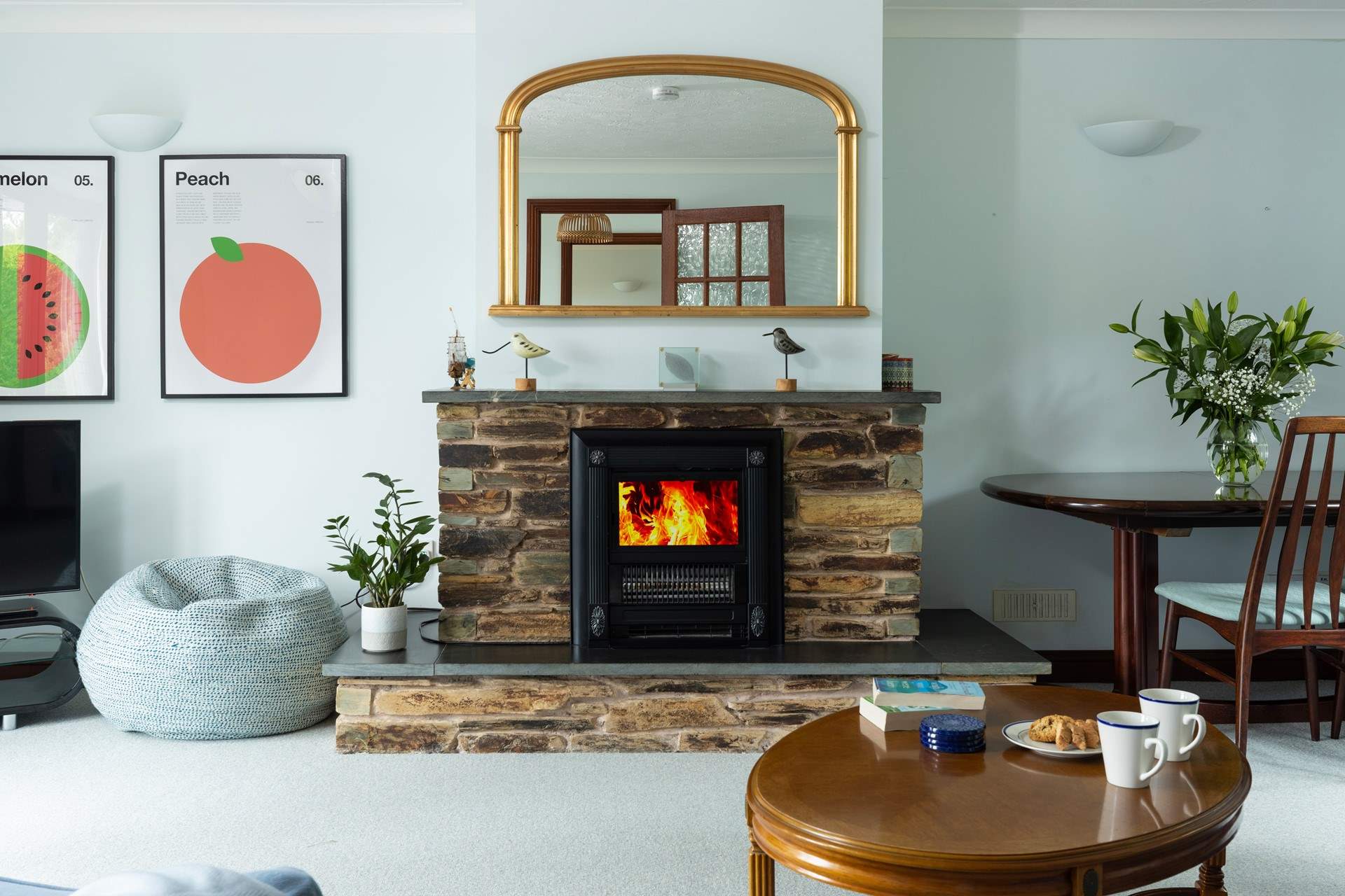 A great space all year round. Please note the fire is a coal effect electric fire.