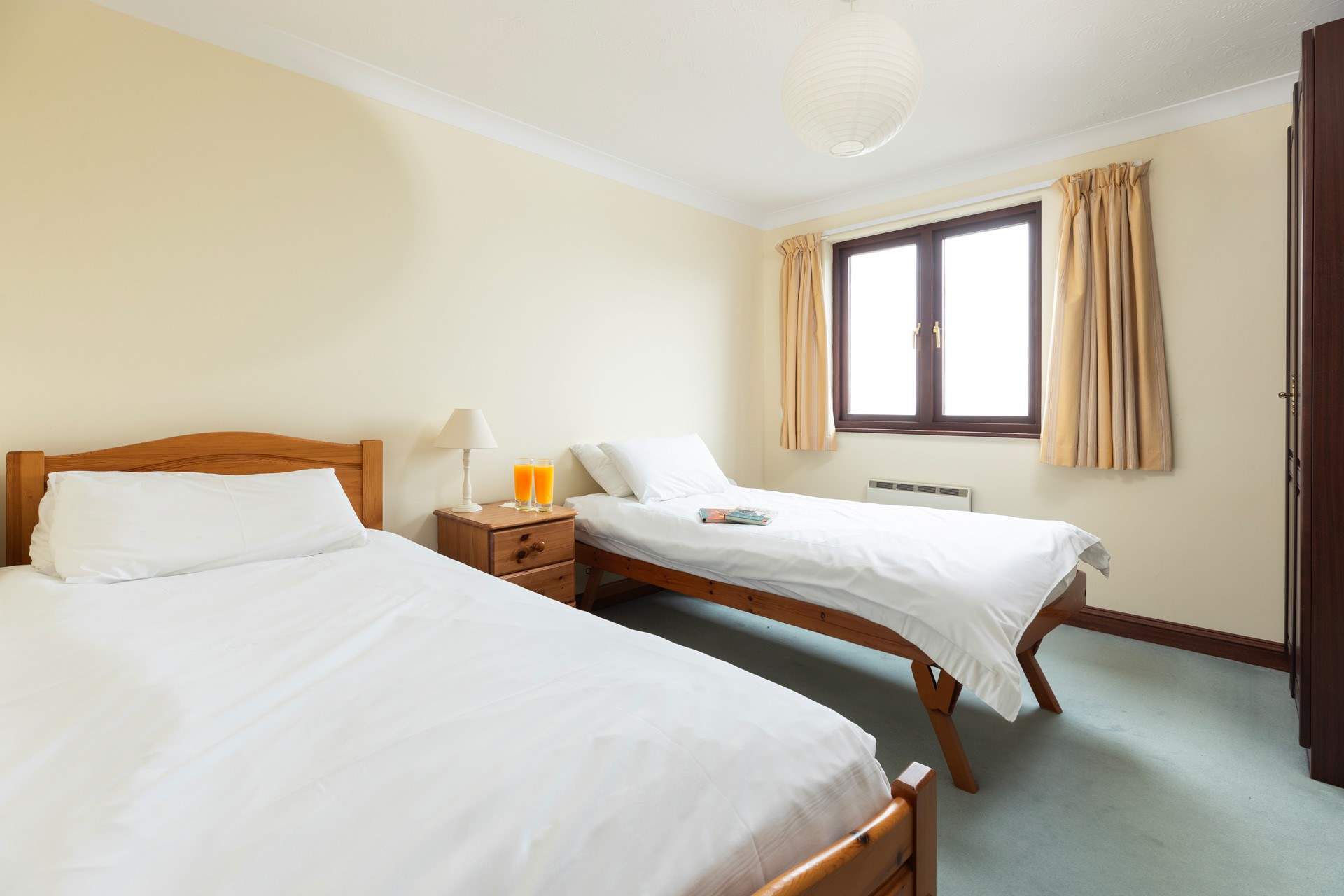 Bedroom 2 has twin beds (3').