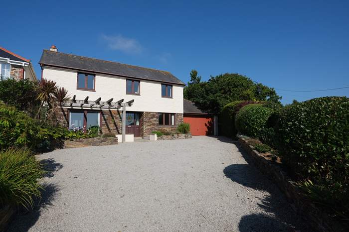 Hillside Cottage is a 3 bedroom holiday cottage with sea views in St Mawes, South Cornwall.