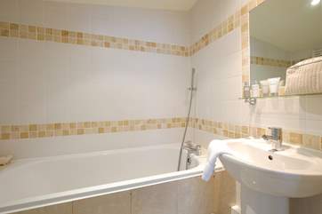 The bathroom to bedroom 2.