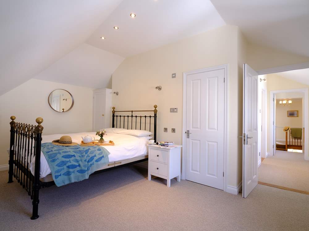 Bedroom 6 is at the rear of the house and has a king-size double bed (5').