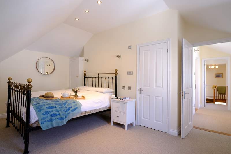Bedroom 6 is at the rear of the house and has a king-size double bed (5').