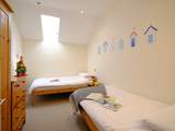 Bedroom 5 with twin beds.