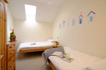 Bedroom 5 with twin beds.