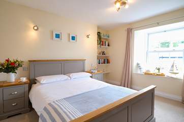 Bedroom 1 is at the front of the house and has a king-size double bed (5').