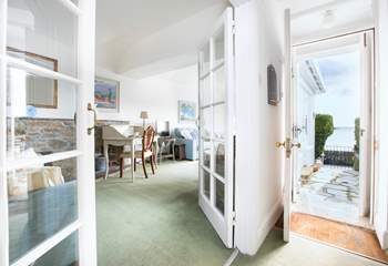 The front door is just a few steps away from the sea front, perfect!