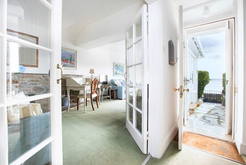 The front door is just a few steps away from the sea front, perfect!