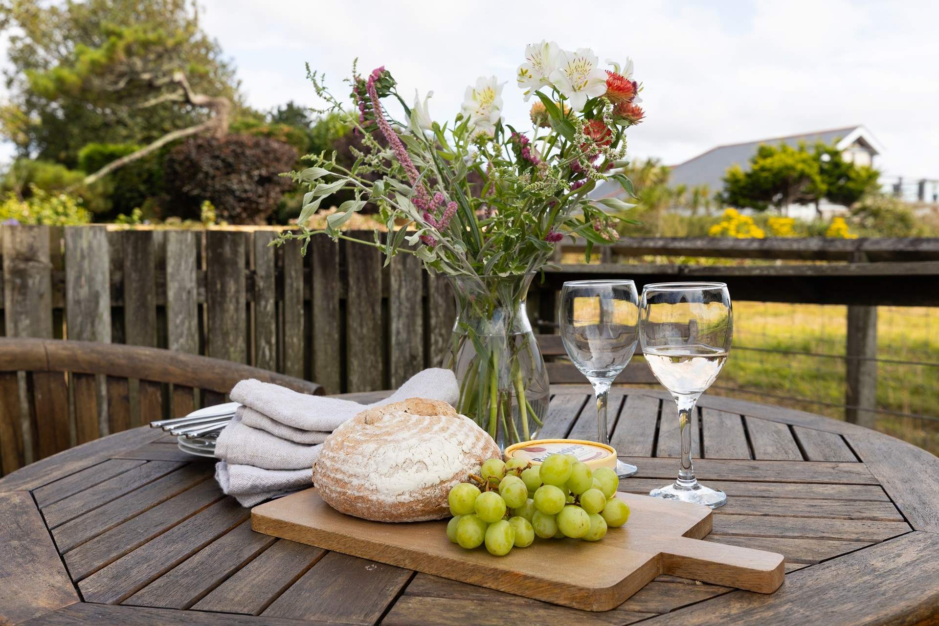 Alfresco lunch, the perfect holiday pastime. 