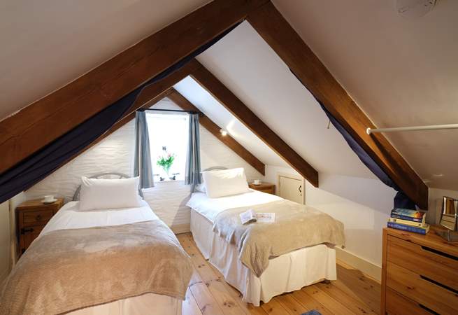 The open mezzanine bedroom has zip and link beds offering either twins or a double bed.