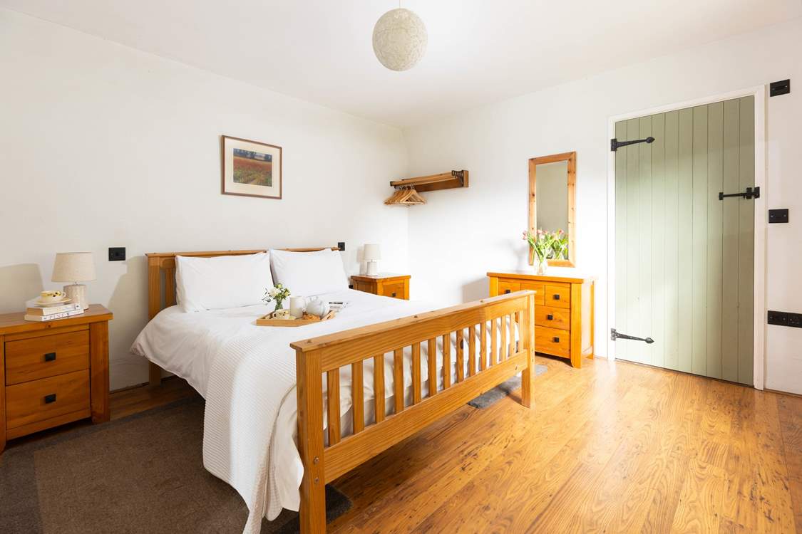 Bedroom 1 with a king-size double bed (5').