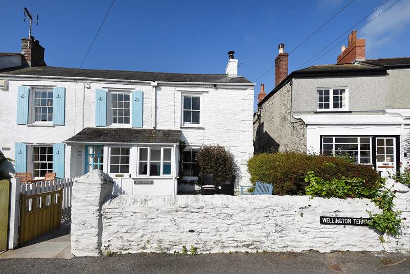 Opal Cottage is a traditional Cornish Cottage in pretty Portscatho.
