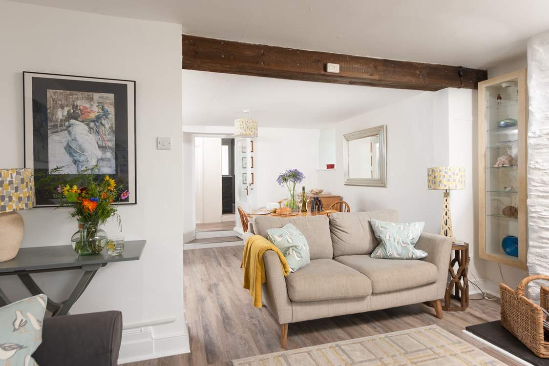 The cosy sitting/dining room.