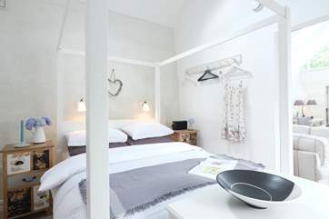 The romantic four-poster bed.