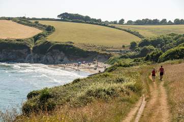 Porthcurnick Beach is home to the popular 'Hidden Hut' beach cafe, a short walk from the studio too!