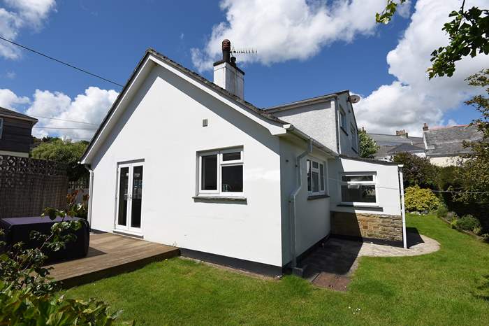 Seabrook is a 3 bedroom, dog friendly cottage near the beach in Portscatho.