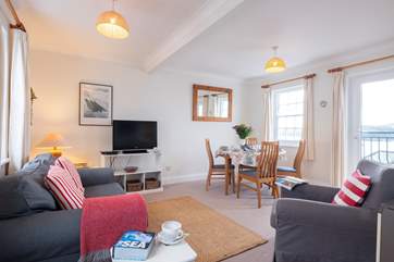 The sitting-room is furnished in nautical colours.